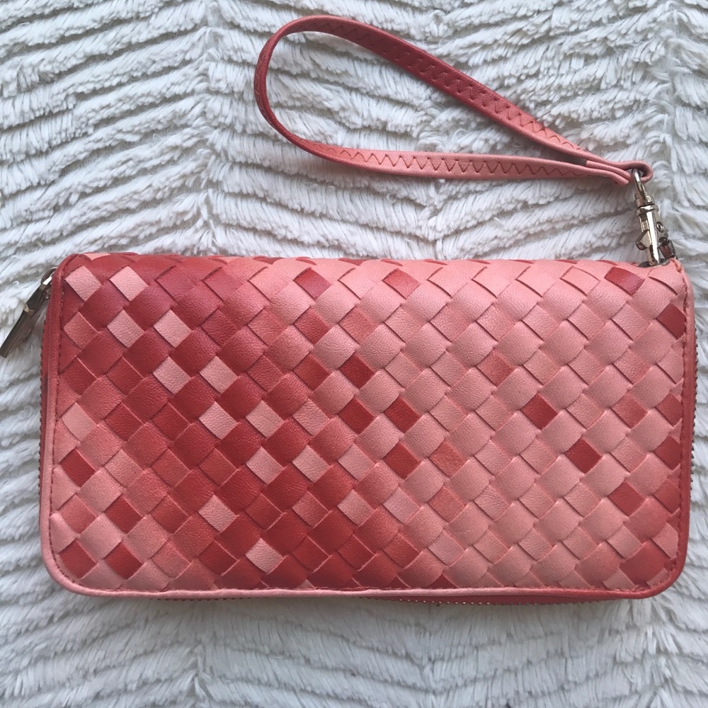 🍄 Vegan leather coral ombré wristlet