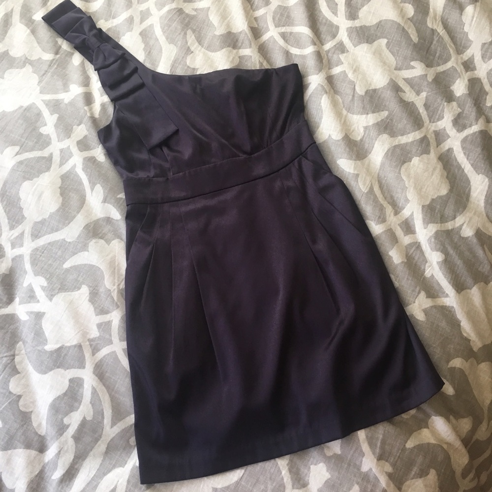 One shoulder bow dress