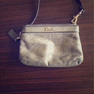 FLASH SALE !! COACH WRISTLET. PERFECT CONDITIONS.