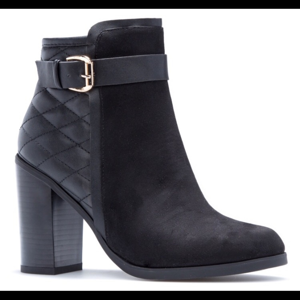 🚫SOLD🚫Black heeled boots. NWT Suede front