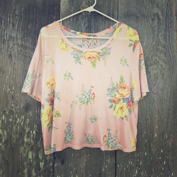 Forever 21 Tops - Forever 21 crop top with lace detail