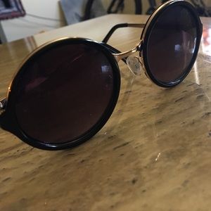 Round sunglasses, super cute!