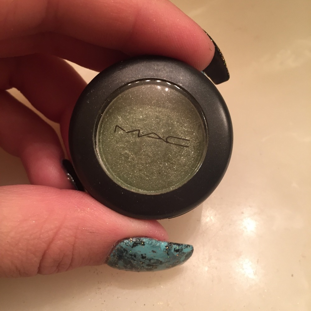 MAC eyeshadow in the color "Swimming"