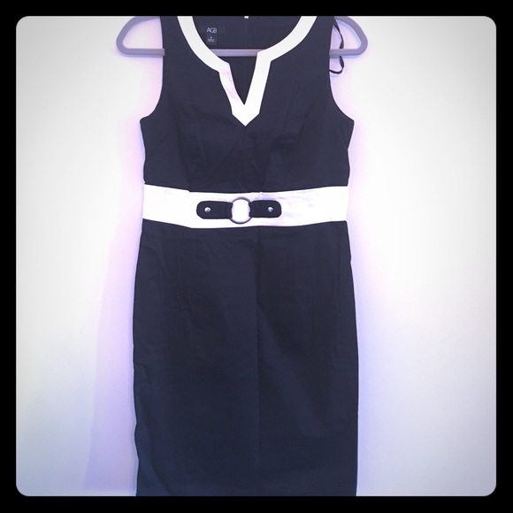 Simple black and white dress - Picture 1 of 2