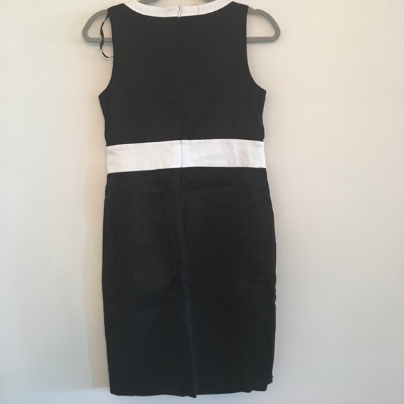 Simple black and white dress - Picture 2 of 2