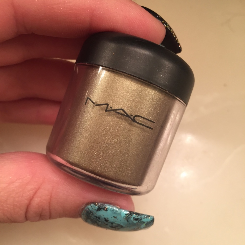 MAC Cosmetics large loose pigment in "Copperized"