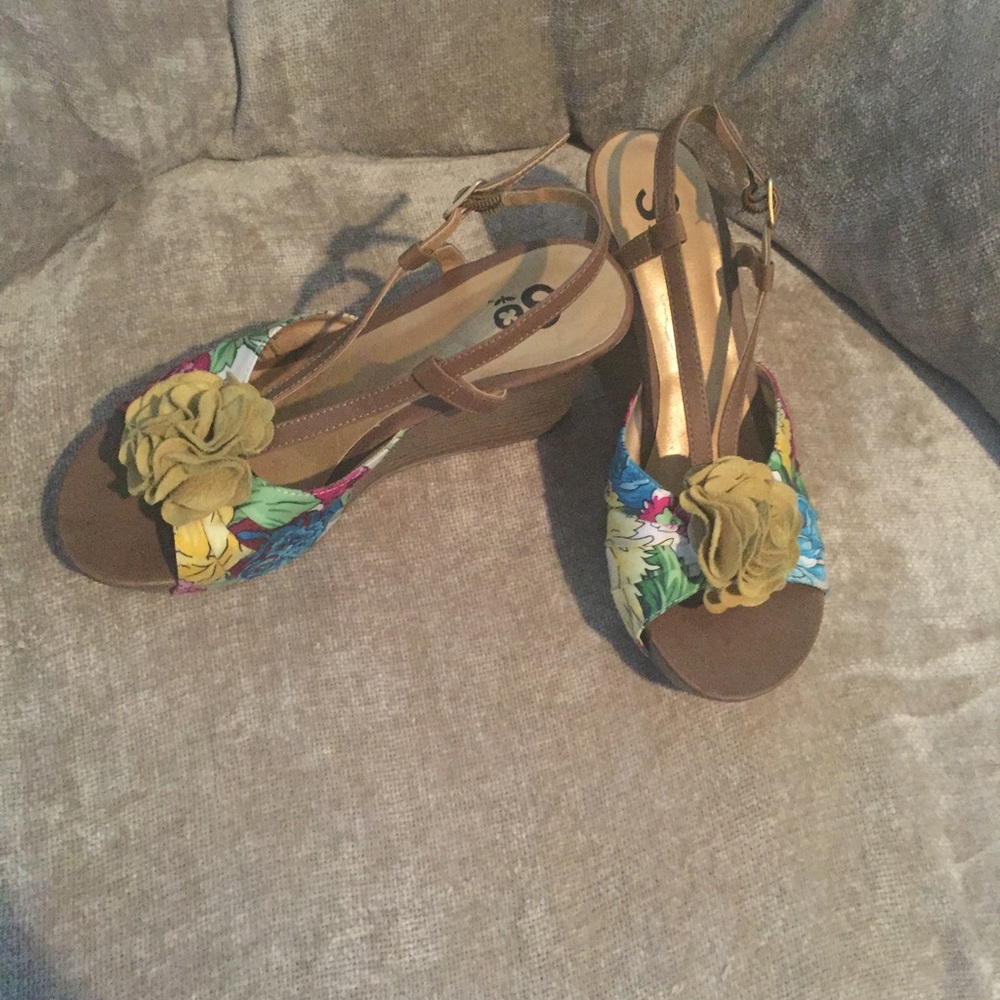 Strappy Floral Wooden Wedge (Short Heel) 👠 (So)