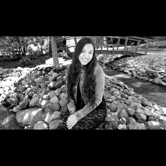 Meet your Posher, Juliana - Picture 3 of 3