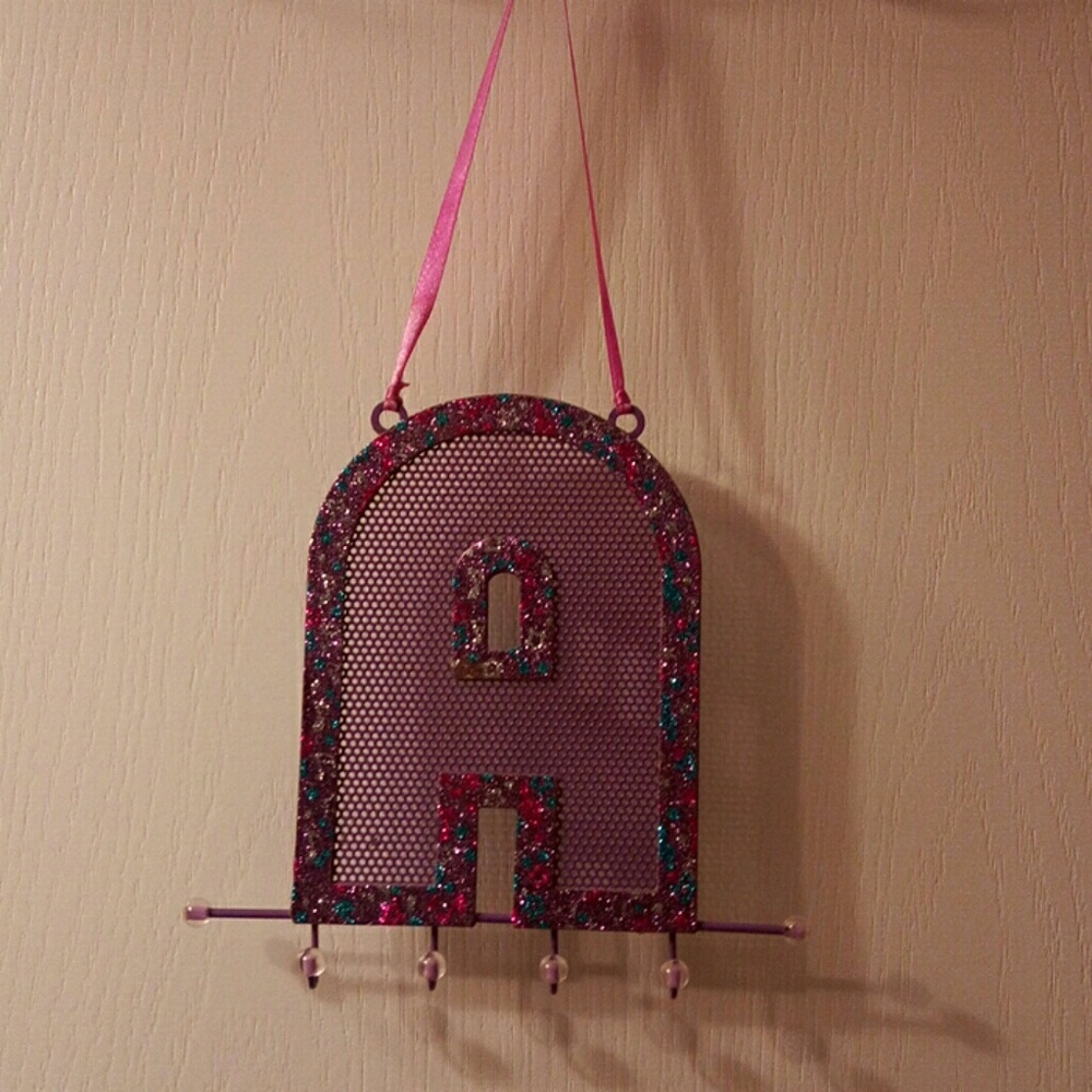 Hanging necklace holder