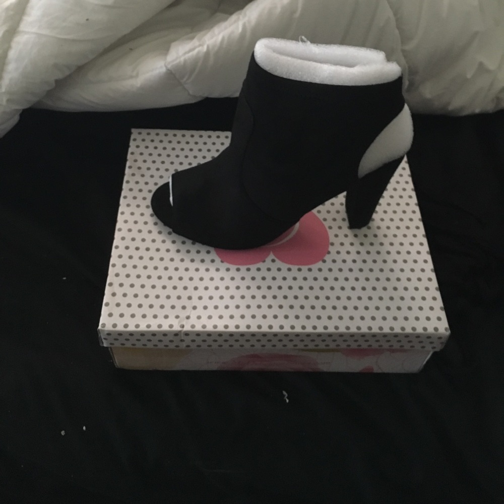 Brand new shoes size 10 very nice