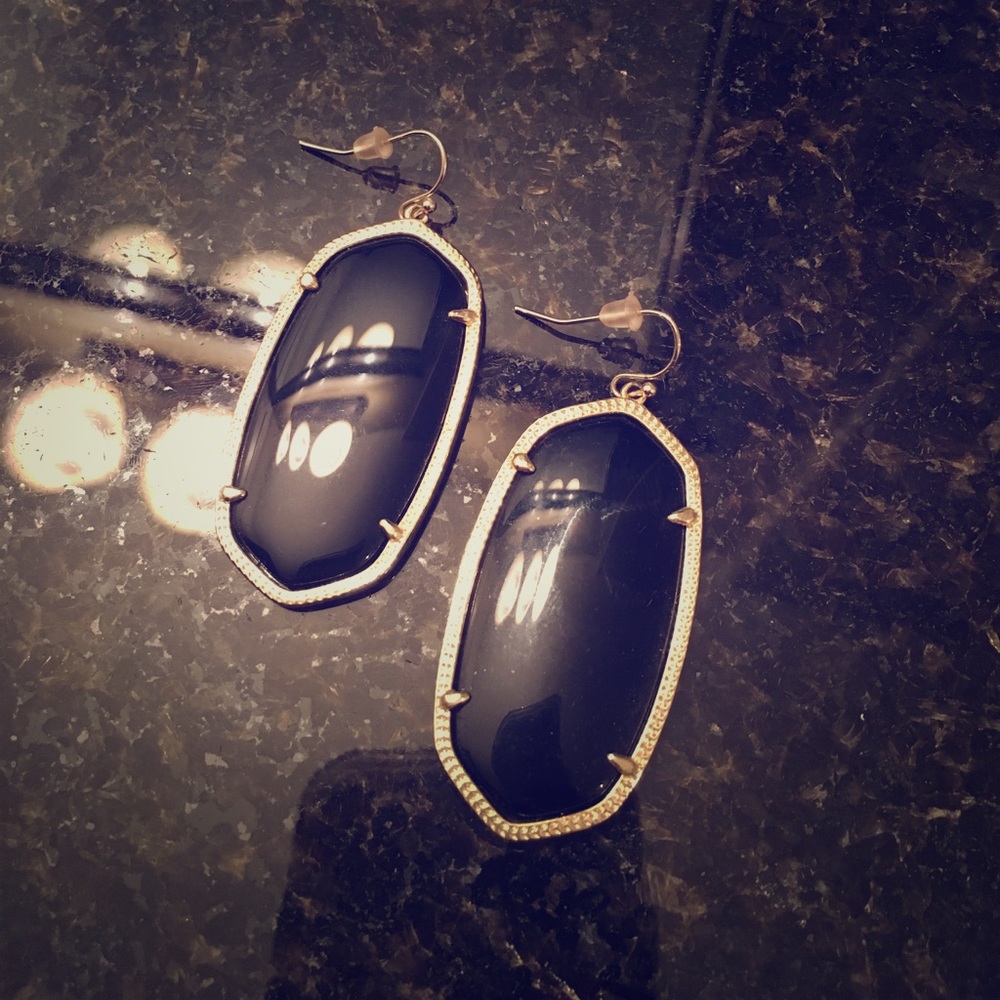 Kendra Scott Danielle Earrings. Black and Gold.