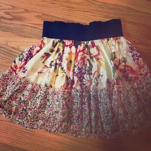 Floral short skirt with thick black elastic waist