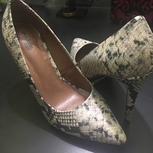 Snake skin print pumps.
