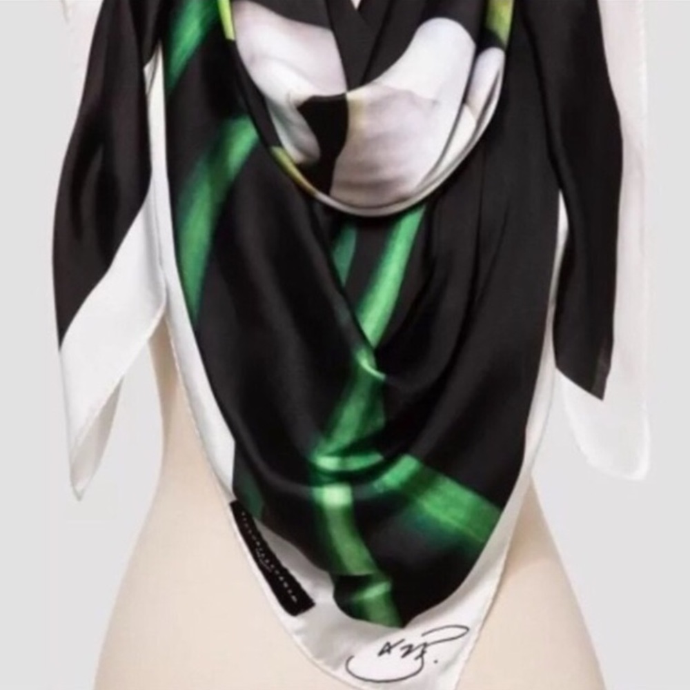 Price drop! ✨ Victoria Beckham Calla lily Scarf