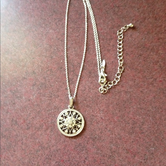 Avon silver tone snowflake necklace - Picture 1 of 3