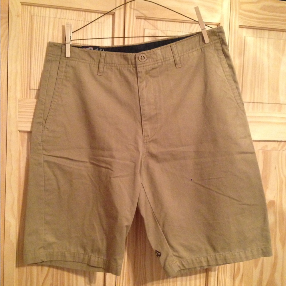 Volcom khaki shorts