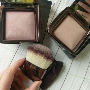 Hourglass ambient lighting powder with brush