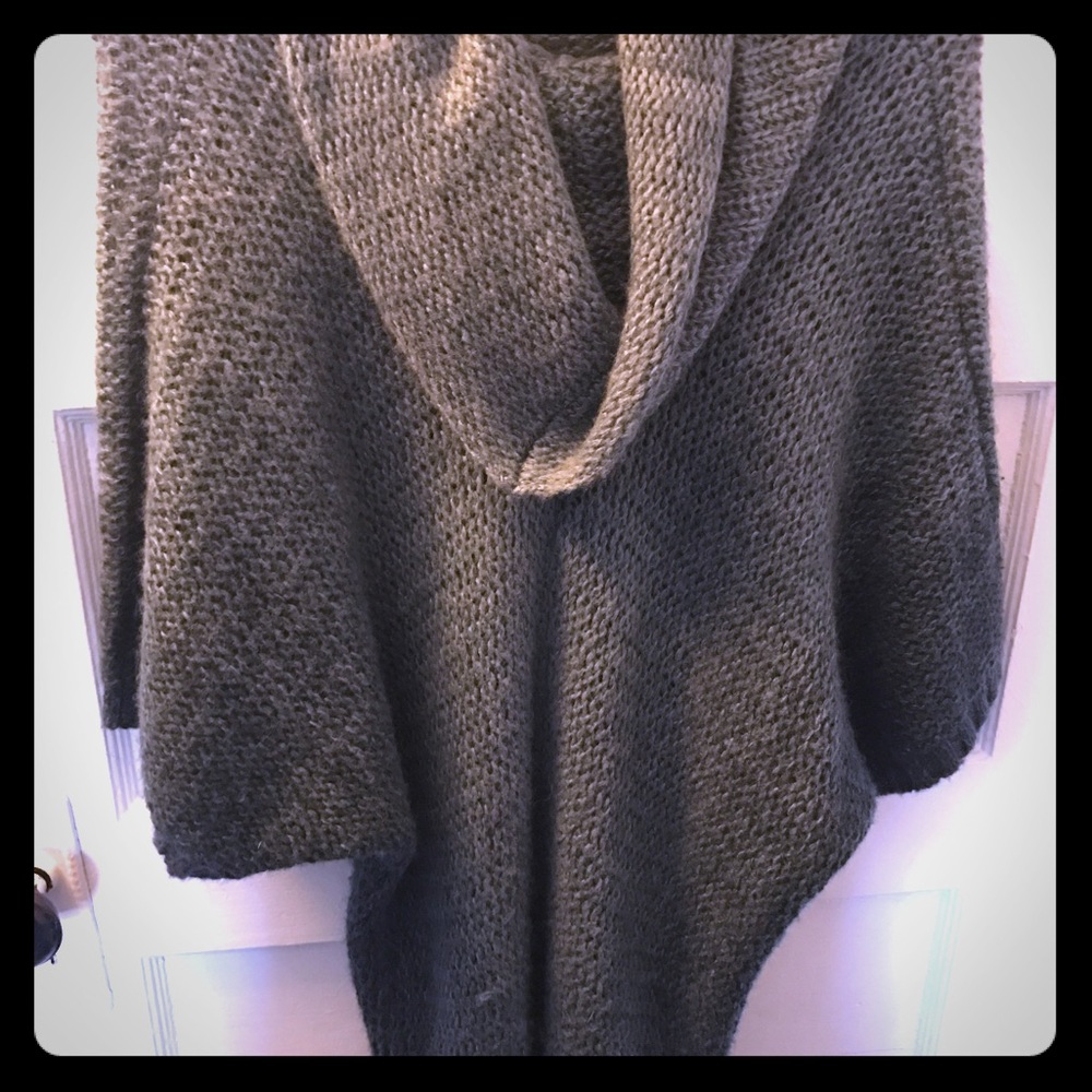 Two toned, short sleeve wide knit sweater.