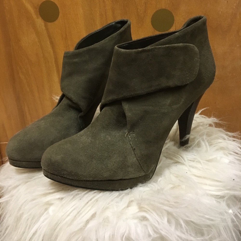 BCBG green suede heels
