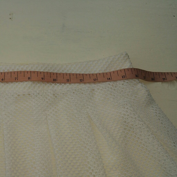 Banana Republic eyelet pleated mini skirt - Picture 4 of 5