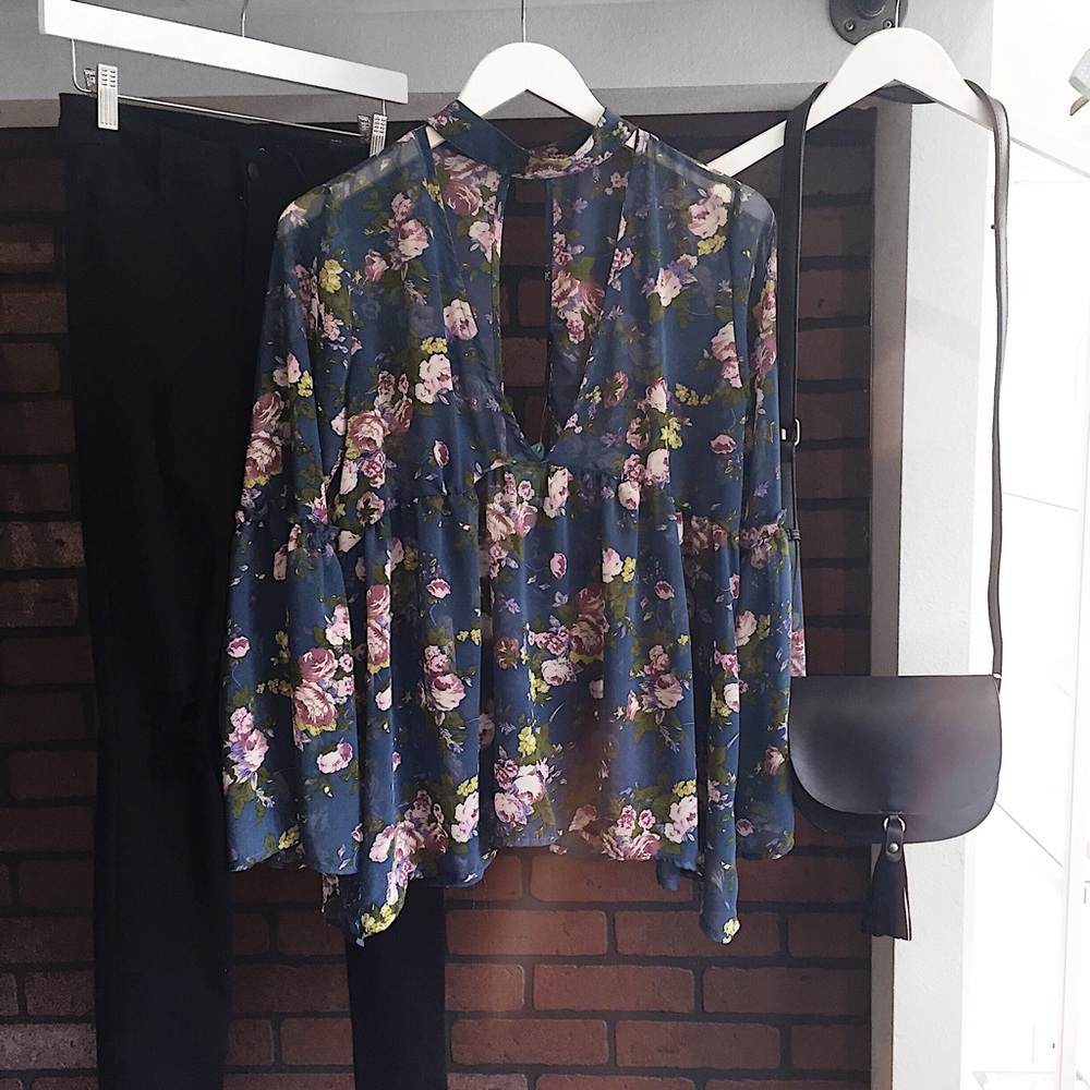 Floral neck Blouse - Picture 2 of 2