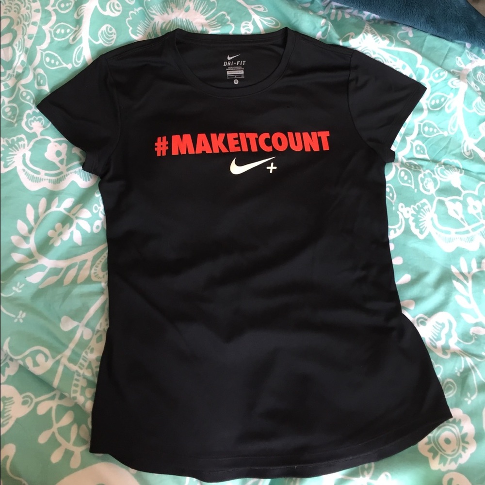 Nike Training Club short sleeve t-shirt small