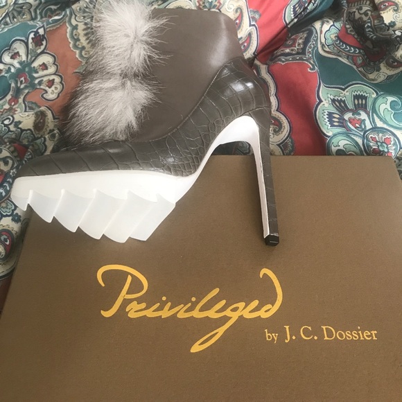 Never worn, making room for new things new in box - Picture 2 of 4