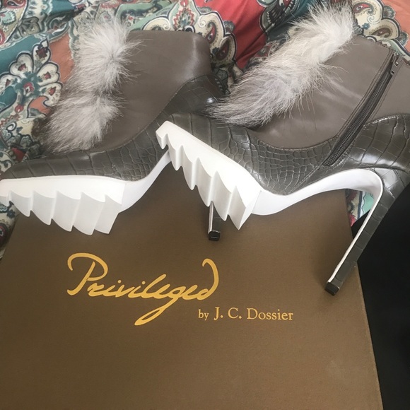 Never worn, making room for new things new in box - Picture 3 of 4