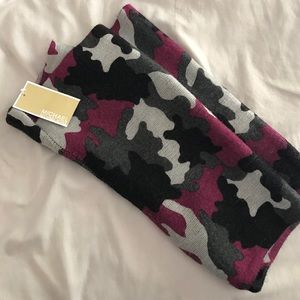 MK round scarf