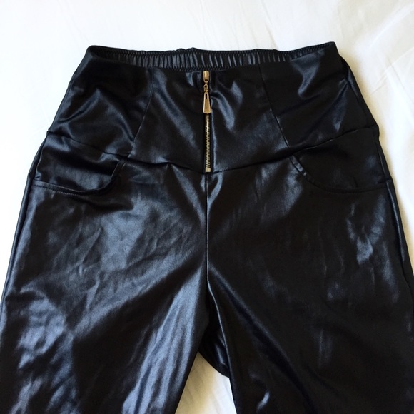 ✖️Leather Look High Waisted Leggings✖️ - Picture 3 of 5