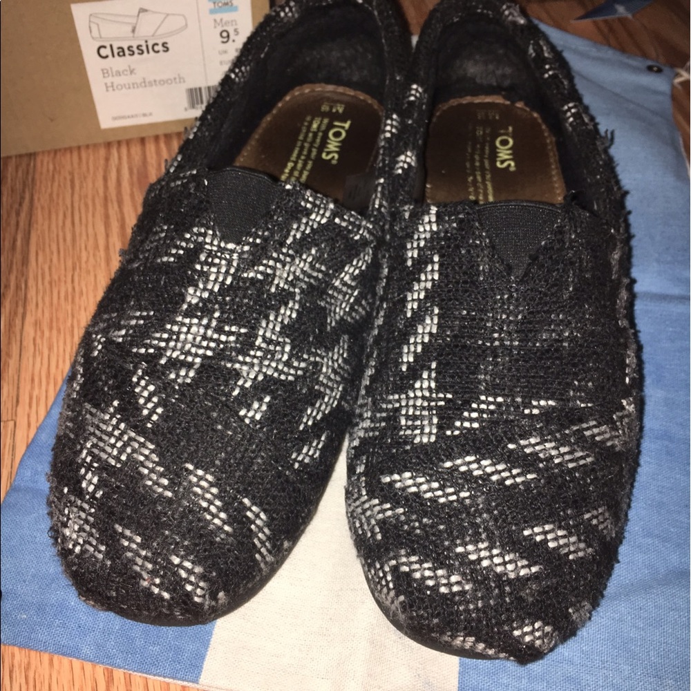Black burlap print Toms