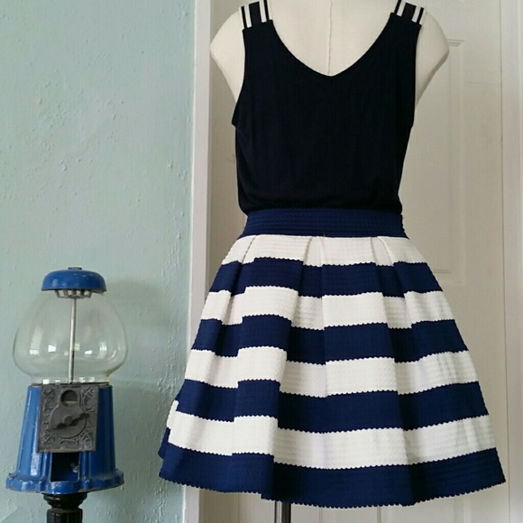 Active USA Pleated Navy & White Striped Mini Skirt - Picture 2 of 7