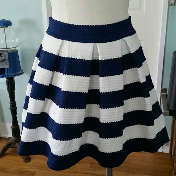 Active USA Pleated Navy & White Striped Mini Skirt - Picture 3 of 7