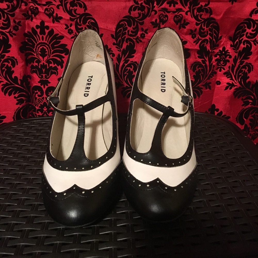 WIDE WIDTH Heeled T-Strap Mary Jane Saddle Shoes