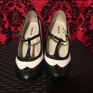 WIDE WIDTH Heeled T-Strap Mary Jane Saddle Shoes