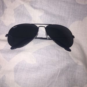 All black Ray-Bans