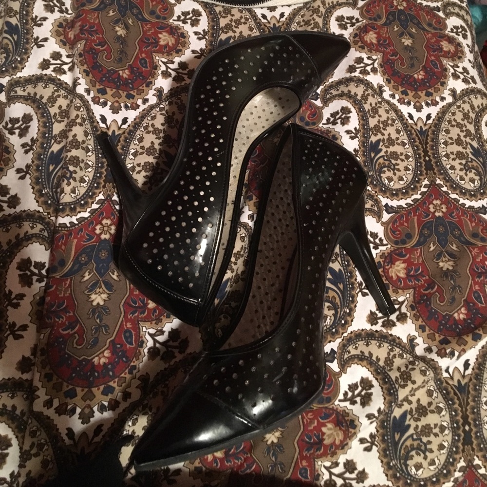 WIDE WIDTH Black pointed mesh pumps