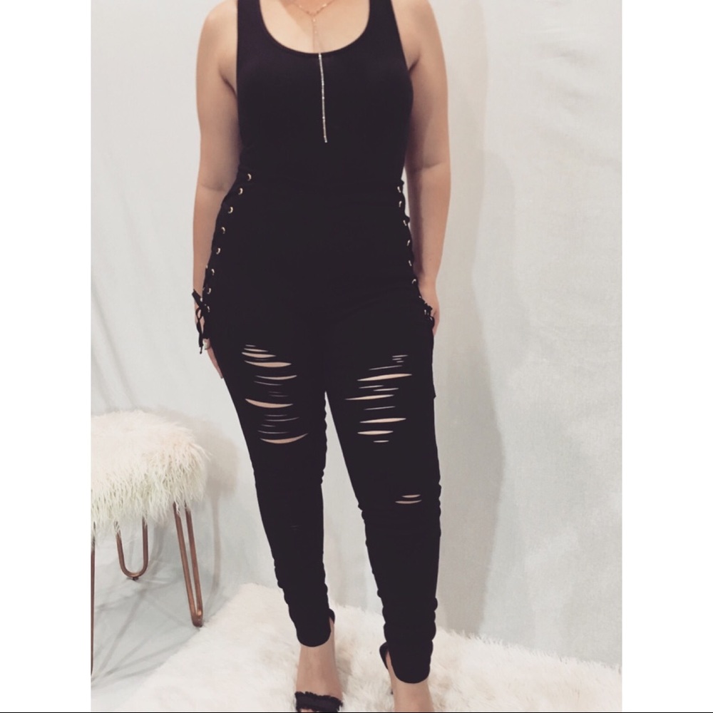 High waisted pants with lace up details.