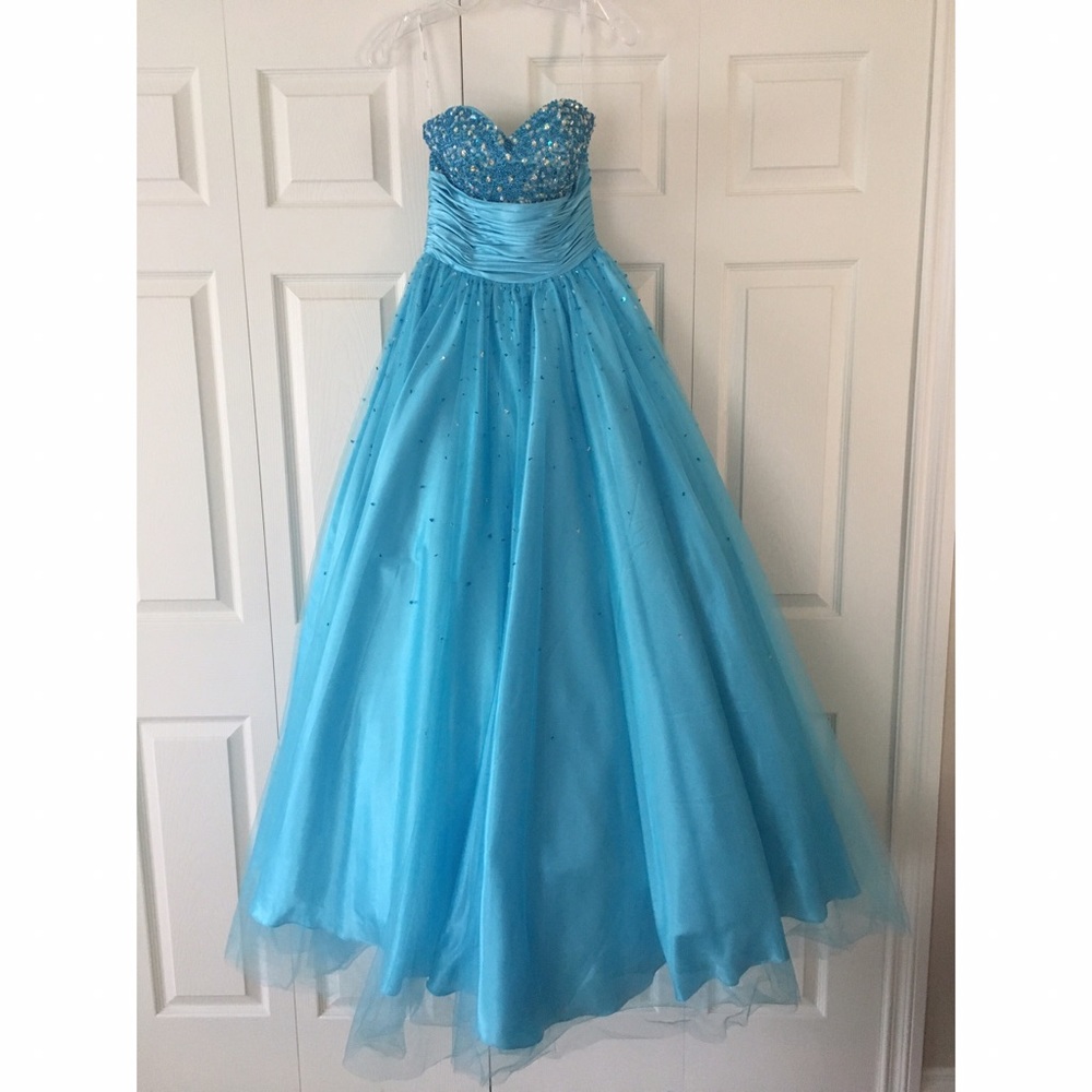 Blue prom dress! 👗
