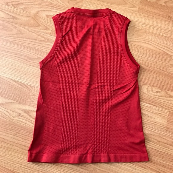Champion Sleeveless Athletic Top - Picture 4 of 4