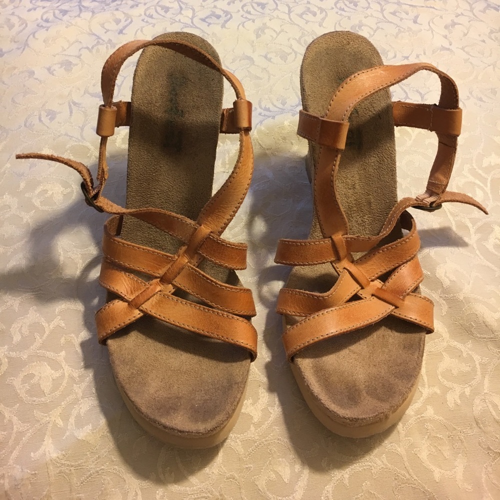 Strappy camel brown leather wedges