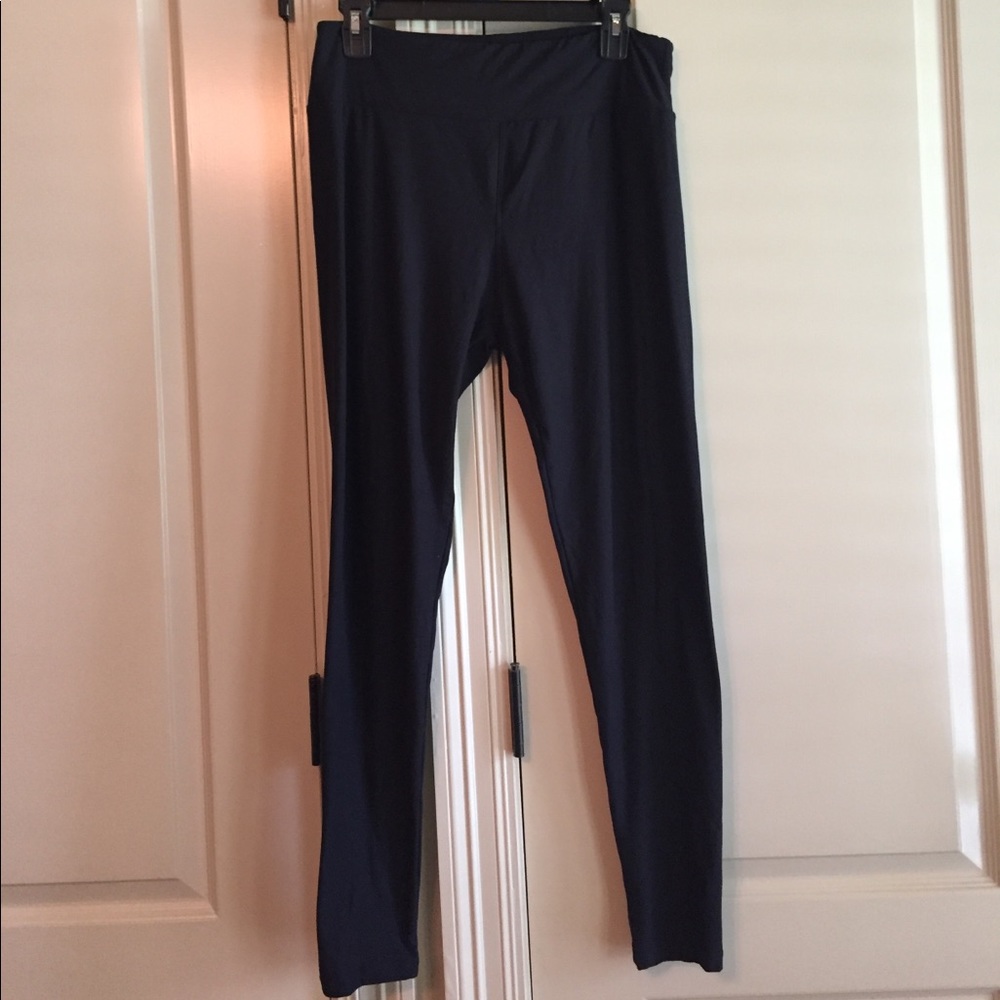 LuLaRoe solid black, tall & curvy leggings!