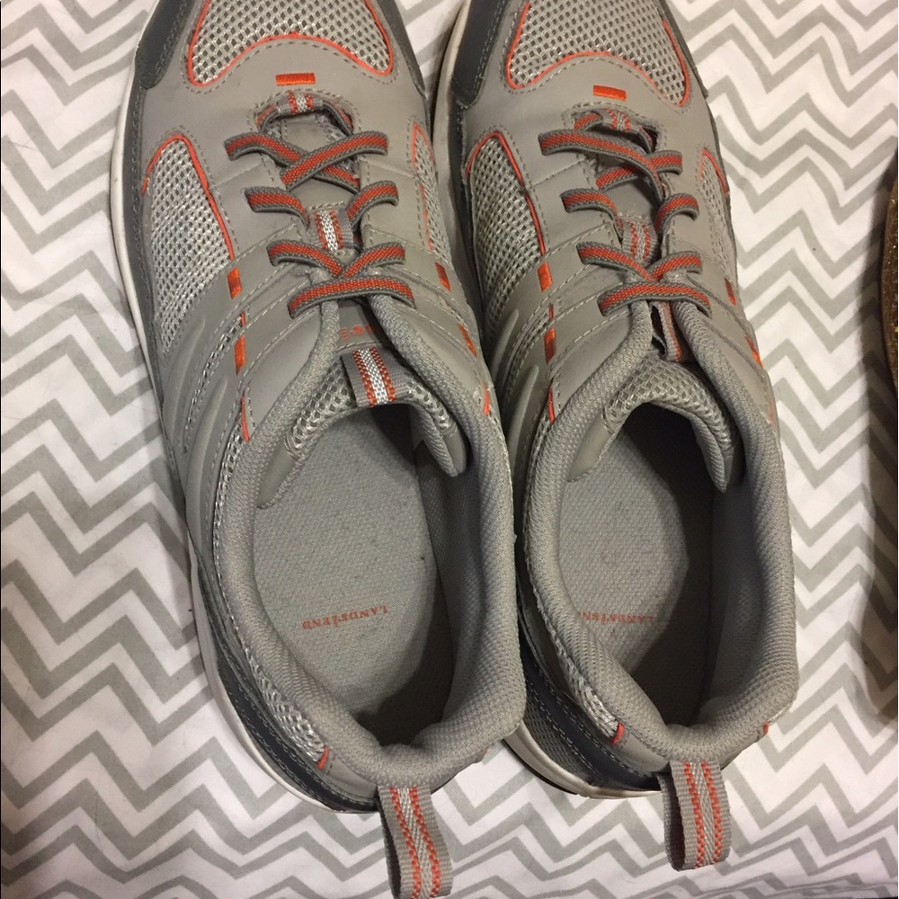 Tennis shoes