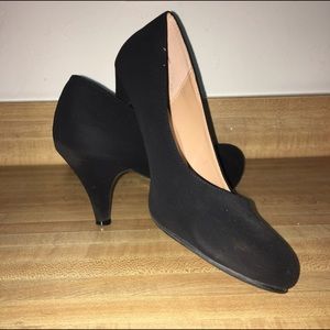 Black kitten heels