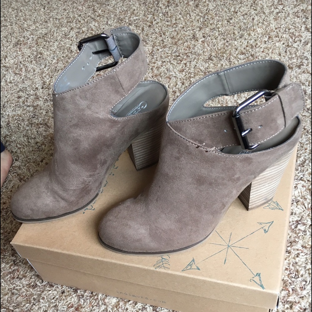 Open ankle shoes