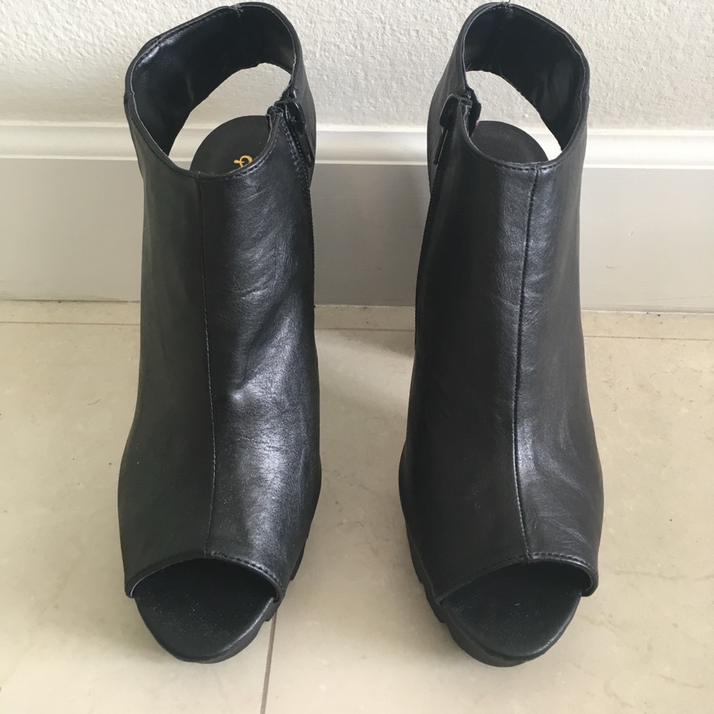 Open toed black heeled booties