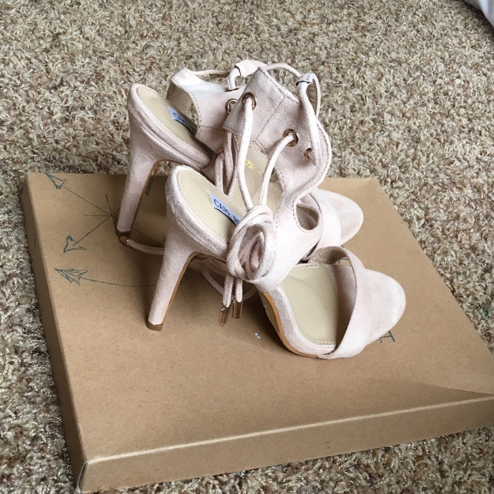 Nude sandals. It's 9 but I'm 8 and it fits perfect