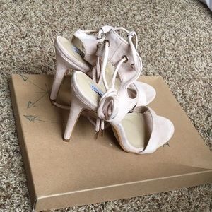 Nude sandals. It's 9 but I'm 8 and it fits perfect