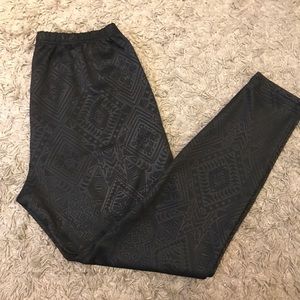 Embossed black leggings