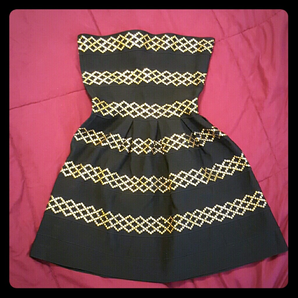 A short strapless dress